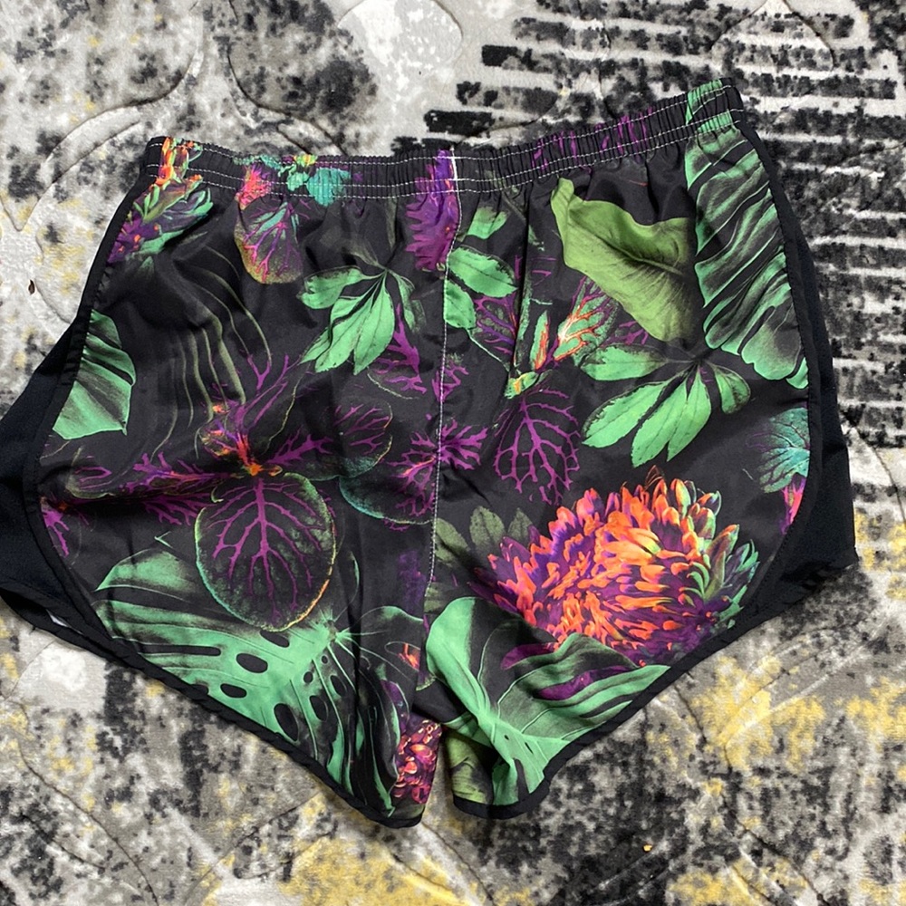 Tropical Nike two-piece set windbreak and shorts